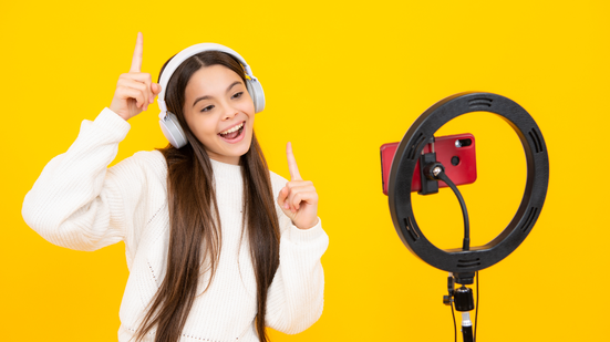O ECA Digital ampliou a responsabilidade das plataformas pela segurança de menores de 18 anos (Imagem: Red Fox studio | Shutterstock)
