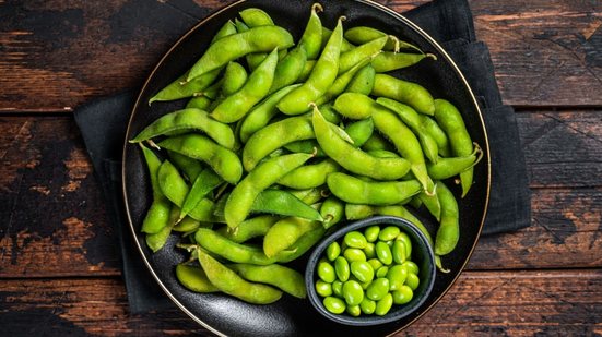 Edamame chama a atenção por reunir nutrientes essenciais ao corpo (Imagem: Mironov Vladimir | Shutterstock)