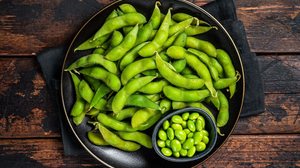 Edamame chama a atenção por reunir nutrientes essenciais ao corpo (Imagem: Mironov Vladimir | Shutterstock)