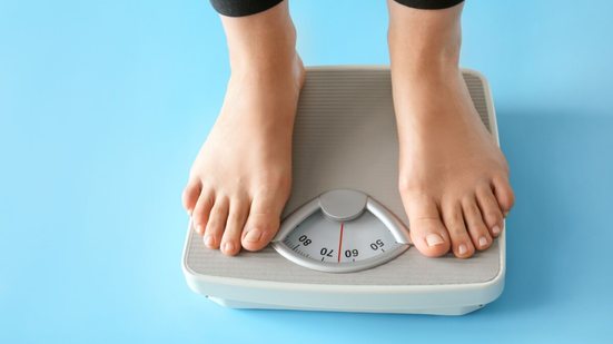 O efeito sanfona é uma realidade frequente e pode estar relacionado a diversos fatores do organismo (Imagem: Pixel-Shot | Shutterstock)
