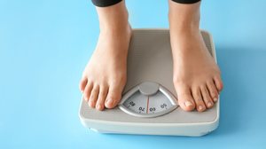 O efeito sanfona é uma realidade frequente e pode estar relacionado a diversos fatores do organismo (Imagem: Pixel-Shot | Shutterstock)