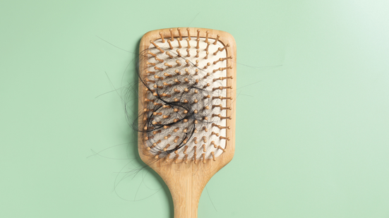 É comum ocorrer uma queda acentuada de cabelo após infecções (Imagem: New Africa | Shutterstock)