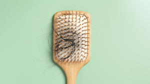 É comum ocorrer uma queda acentuada de cabelo após infecções (Imagem: New Africa | Shutterstock)