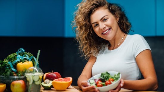 A combinação entre alimentação equilibrada e exercícios é essencial para preservar músculos e ossos na menopausa (Imagem: EZ-Stock Studio | Shutterstock)