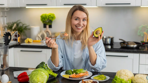 Certos alimentos podem contribuir para perda de peso, mas os benefícios estão relacionados à forma como eles participam de uma rotina alimentar equilibrada (Imagem: Andrii Iemelianenko | Shutterstock)