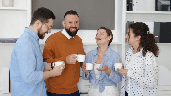 Com o consumo recorrente, empresas podem ajustar a estrutura conforme suas necessidades e manter o café disponível durante toda a jornada de trabalho (Imagem: New Africa | Shutterstock)