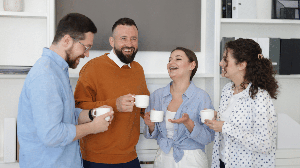 Com o consumo recorrente, empresas podem ajustar a estrutura conforme suas necessidades e manter o café disponível durante toda a jornada de trabalho (Imagem: New Africa | Shutterstock)
