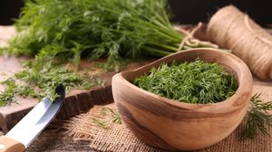 A erva endro vai além do uso culinário e concentra nutrientes essenciais que contribuem para o bom funcionamento do organismo (Imagem: New Africa | Shutterstock)