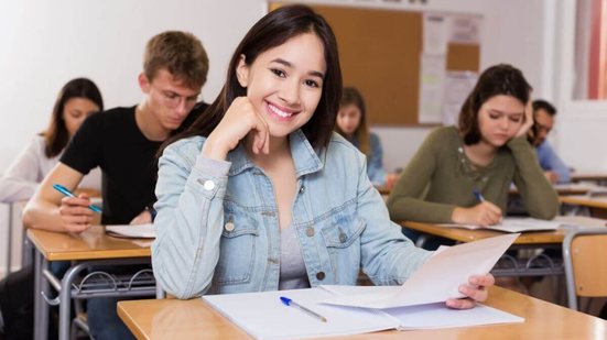 Estudar com organização e cuidar do bem-estar são passos fundamentais para o sucesso no Enem 2025 (Imagem: BearFotos | Shutterstock)