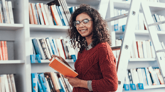A escolha dos livros tem papel estratégico na formação do repertório sociocultural dos estudantes (Imagem: Olena Yakobchuk | Shutterstock)