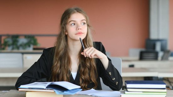 Além de representar uma parcela significativa da nota final, a redação pode ser decisiva para a aprovação em cursos concorridos (Imagem: Hryshchyshen Serhii | Shutterstock)