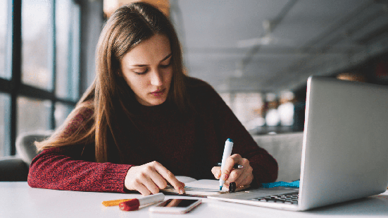 Apesar de ser um grande aliado nos estudos, o ChatGPT deve ser utilizado de forma equilibrada para não comprometer o desenvolvimento da autonomia e do pensamento crítico (Imagem: GalacticDreamer | Shutterstock)