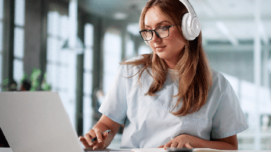 Equilibrar as horas de estudo com momentos de descanso ajuda a manter uma rotina saudável até o dia da prova (Imagem: Andrey_Popov | Shutterstock)