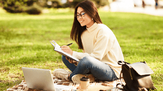 O ideal é encontrar equilíbrio entre descanso, revisão de conteúdo e momentos de lazer (Imagem: Prostock-studio | Shutterstock)
