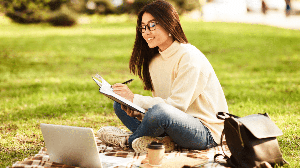 O ideal é encontrar equilíbrio entre descanso, revisão de conteúdo e momentos de lazer (Imagem: Prostock-studio | Shutterstock)