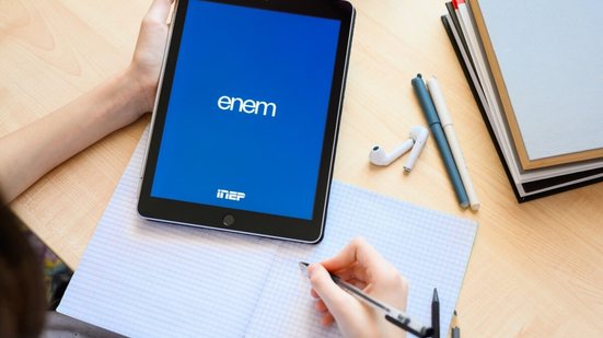 Começa hoje o prazo para solicitar a isenção da taxa de inscrição do Enem 2026 (Imagem: Nikita Burdenkov | Shutterstock)