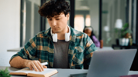 Estudar por muitas horas, sem pausas e sem descanso, não significa necessariamente aprender mais (Imagem: Drazen Zigic | Shutterstock)