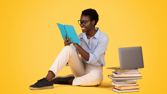 A leitura de obras literárias continua sendo relevante para que os candidatos tenham um bom desempenho no Enem e vestibulares (Imagem: Prostock-studio | Shutterstock)