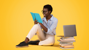A leitura de obras literárias continua sendo relevante para que os candidatos tenham um bom desempenho no Enem e vestibulares (Imagem: Prostock-studio | Shutterstock)
