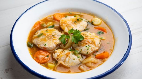 Ensopado de pescada com legumes (Imagem: Lecker Studio | Shutterstock)