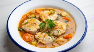 Ensopado de pescada com legumes (Imagem: Lecker Studio | Shutterstock)