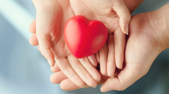 Doar medula óssea é um gesto de carinho que pode salvar vidas (Imagem: blood donation | Shutterstock)