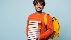 Compreender como os autores exigidos no Enem escrevem aumenta as chances de acerto na prova (Imagem: ViDI Studio | Shutterstock)
