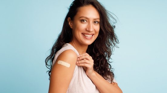 A vacinação é a única forma de evitar o retorno da poliomielite (Imagem: Prostock-studio | Shutterstock)