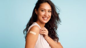 A vacinação é a única forma de evitar o retorno da poliomielite (Imagem: Prostock-studio | Shutterstock)