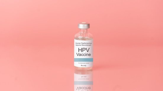 A vacina é a principal forma de prevenir doenças decorrentes do HPV (Imagem: Orawan Pattarawimonchai | Shutterstock)