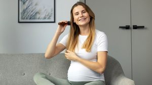 O cabelo da mulher passa por diversas mudanças durante e após a gestação (Imagem: AYO Production | Shutterstock)