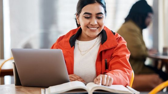 A regência é dividida em verbal e nominal (Imagem: PeopleImages | Shutterstock)