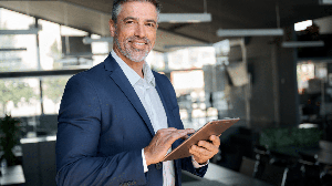 A calvície pode afetar a vida profissional de empresários (Imagem: insta_photos | Shutterstock)