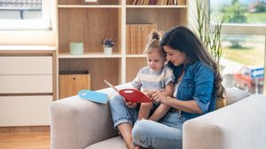 A contação de histórias fortalece o vínculo emocional e o aprendizado na infância (Imagem: Srdjan Randjelovic | Shutterstock)