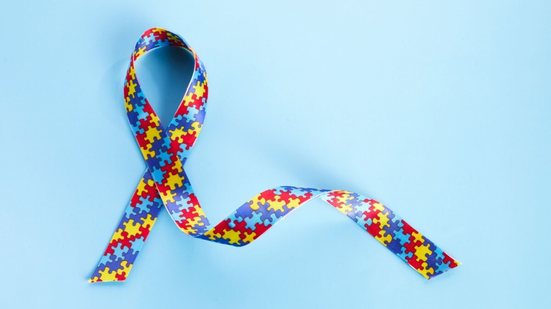 A deslegitimação do diagnóstico de autismo impacta de diversas formas as pessoas com TEA (Imagem: vetre | Shutterstock)