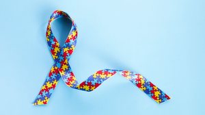 A deslegitimação do diagnóstico de autismo impacta de diversas formas as pessoas com TEA (Imagem: vetre | Shutterstock)