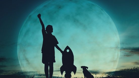 A análise da Lua no mapa astral permite compreender melhor o universo emocional que guia o comportamento das crianças (Imagem: Alohaflaminggo | Shutterstock)