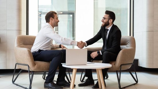 A recuperação extrajudicial é uma alternativa eficiente para produtores rurais e empresas reorganizarem dívidas (Imagem: fizkes | Shutterstock)