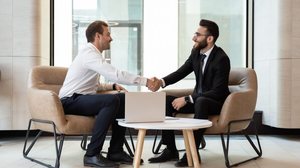 A recuperação extrajudicial é uma alternativa eficiente para produtores rurais e empresas reorganizarem dívidas (Imagem: fizkes | Shutterstock)