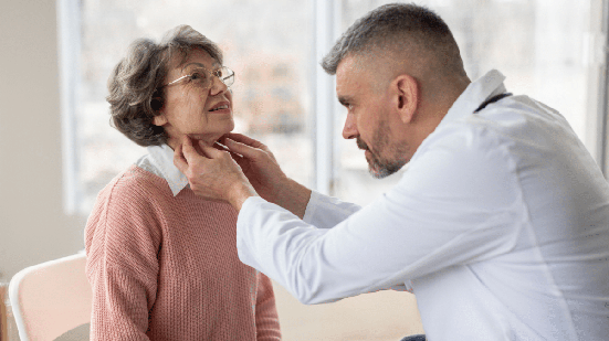 O estreitamento das carótidas pode evoluir sem sintomas e funcionar como um alerta para doenças cardiovasculares (Imagem: fast-stock | Shutterstock)