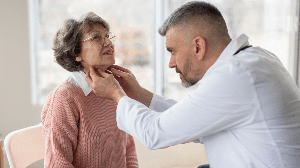 O estreitamento das carótidas pode evoluir sem sintomas e funcionar como um alerta para doenças cardiovasculares (Imagem: fast-stock | Shutterstock)