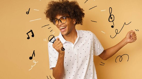 Cantar ativa áreas do cérebro ligadas à memória, ao ritmo e à repetição, facilitando a pronúncia e a fluência (Imagem: Alphaspirit.it | Shutterstock)