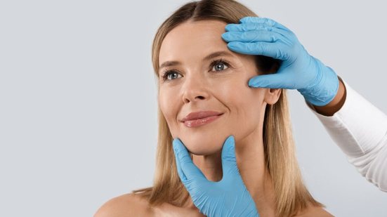 A busca pelo corpo "perfeito" pode impactar diretamente a estrutura do rosto e comprometer a sustentação facial (Imagem: Prostock-studio | Shutterstock)