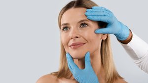 A busca pelo corpo "perfeito" pode impactar diretamente a estrutura do rosto e comprometer a sustentação facial (Imagem: Prostock-studio | Shutterstock)