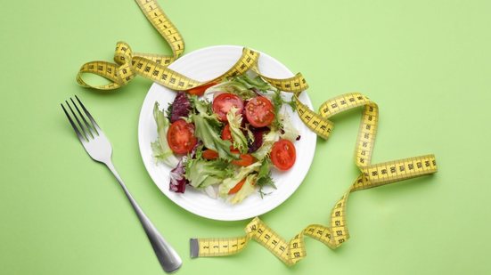 Busca por emagrecimento rápido coloca em risco a segurança nutricional (Imagem: New Africa | Shutterstock)