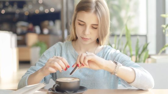 O consumo excessivo de açúcar e cafeína pode prejudicar os estudos (Imagem: Kulinenko.G | Shutterstock)