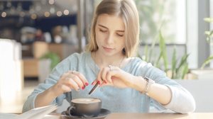 O consumo excessivo de açúcar e cafeína pode prejudicar os estudos (Imagem: Kulinenko.G | Shutterstock)