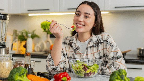 Reduzir ultraprocessados e bebidas açucaradas, consumir boas fontes de proteína e priorizar alimentos naturais são algumas das estratégias que ajudam a cuidar da saúde mental (Imagem: Andrii Iemelianenko | Shutterstock)
