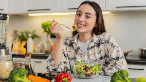 Reduzir ultraprocessados e bebidas açucaradas, consumir boas fontes de proteína e priorizar alimentos naturais são algumas das estratégias que ajudam a cuidar da saúde mental (Imagem: Andrii Iemelianenko | Shutterstock)