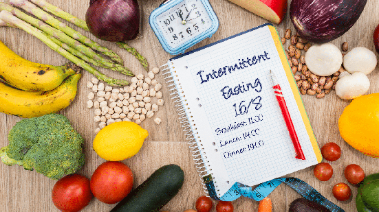 O jejum intermitente é uma estratégia que alterna períodos de alimentação com períodos de jejum calórico (Imagem: SeluGallego | Shutterstock)